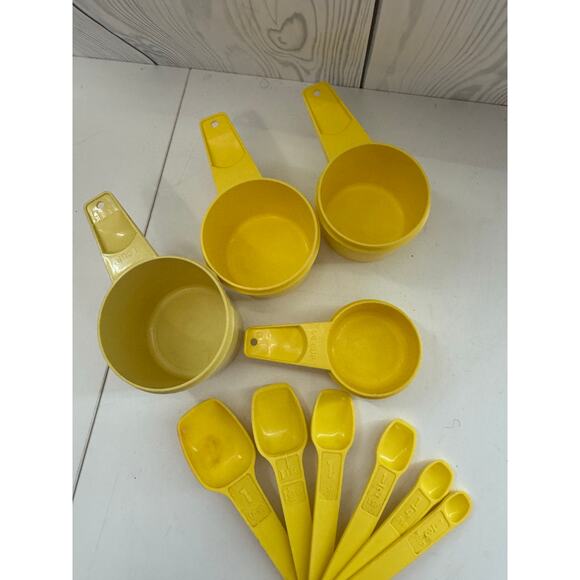 Vintage Tupperware Measuring Cups (4) & Spoons (6) Set - Yellow - Picture 2 of 4